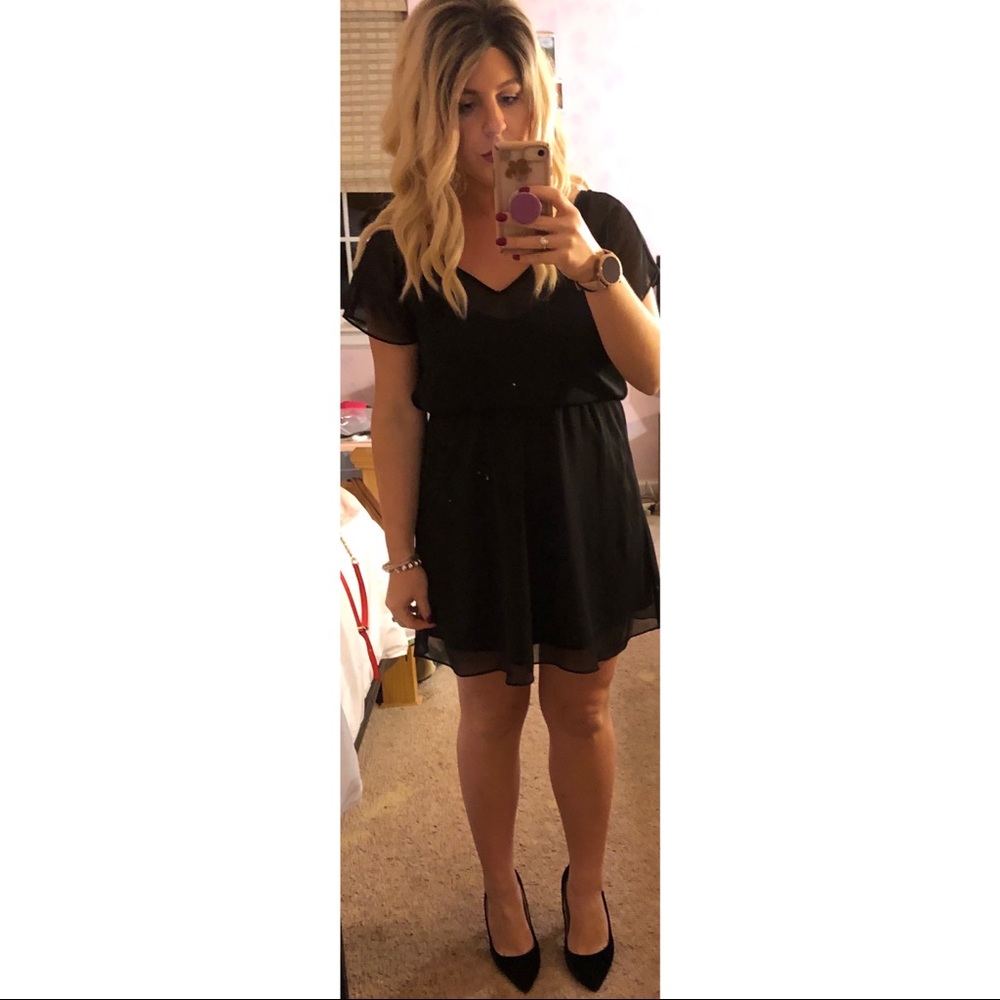 ✨MAKE OFFER✨Express Medium V-neck Mini Black Dress - Picture 4 of 8